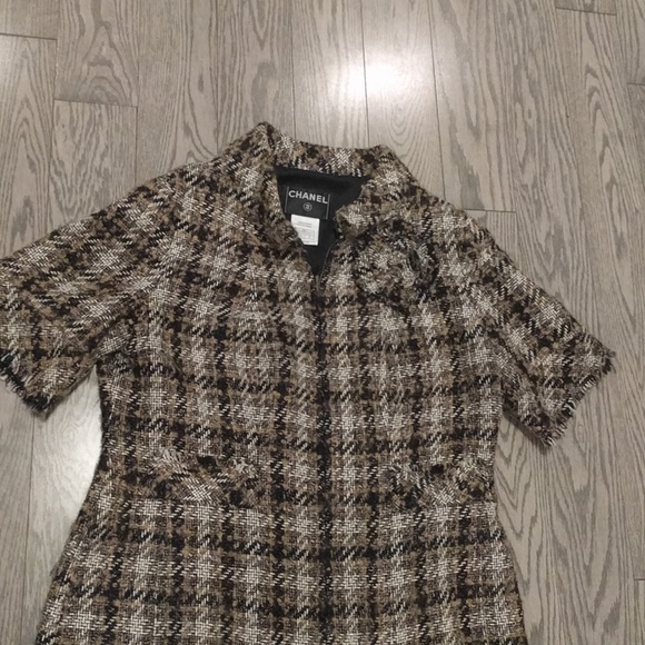 Beautiful cape by Chanel 🌸🌸🍀🌸🌸🌼🌼🌼 - Picture 4 of 15